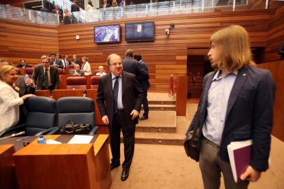El presidente de la Junta, Juan Vicente Herrera, conversa con el portavoz de Podemos, Pablo Fernández, en el debate del estado de la Comunidad.-ICAL