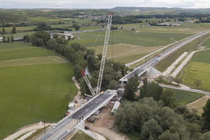 Vista área de la reconstrucción del viaducto del AVE en Frandovínez.