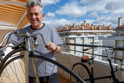 Uzquiza muestra dos de sus bicicletas más especiales. SANTI OTERO