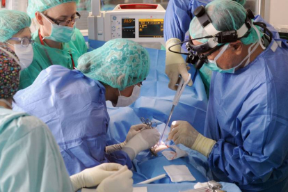 Un momento de la intervención que lideraron el martes en Burgos dos cirujanos de La Paz con el apoyo de profesionales del HUBU.-ISRAEL L. MURILLO