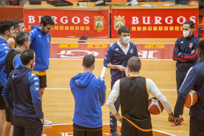 Riera se dirige a sus jugadores durante su primera charla com entrenadordel Tizona UBU, ayer. SANTI OTERO