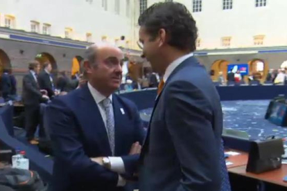 Conversación del ministros Luis de Guindos con el presidente del Eurogrupo, Jeroen Dijsselbloem.-