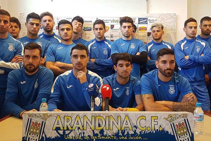 La plantilla de la Arandina durante la lectura de su comunicado conjunto.-L. V.