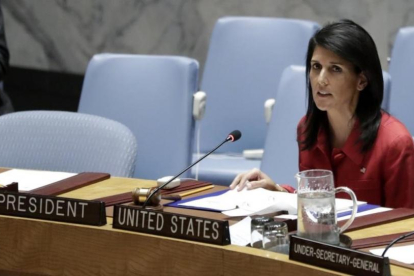 La embajadora de Estados Unidos ante la ONU, Nikki Haley, interviene en una reunión del Consejo de Seguridad, en Nueva York.-/ EFE / JASON SZENES