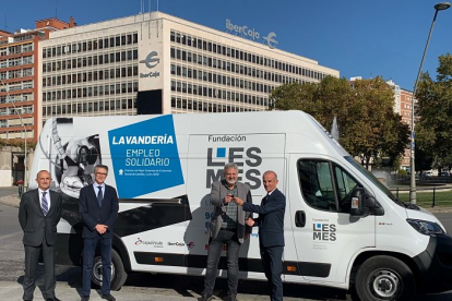 Ibercaja entrega la furgoneta junto a Cajacírculo a la Fundación Lesmes. ECB
