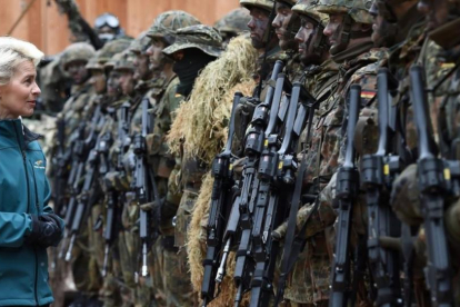 La ministra de Defensa alemana, Ursula von der Leyen, pasa revista a las tropas en unos ejercicios militares en el sur de Alemania.-AFP / CHRISTOF STACHE