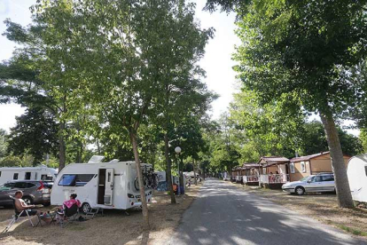 Zona de acampada de caravanas y bungalows en el camping urbano de Burgos, en Fuentes Blancas.