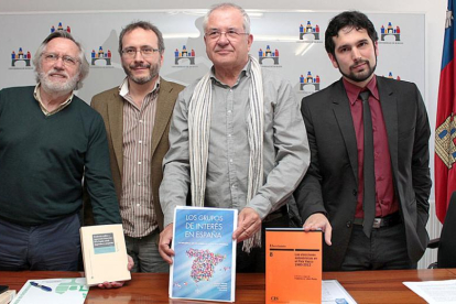 EL profesor de la UBU, Leonardo Sánchez, presentó las tre obras de ciencia políca con los autores, Francisco José Llera, Joaquin María Molins y Sergio Pérez.-ECB