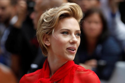 Scarlett Johansson posa en el Festival de Toronto, el pasado mes de septiembre.-REUTERS / MARK BLINCH
