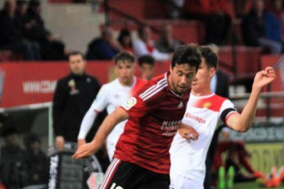 Pedro Martín trata de deshacerse de un jugador del Real Mallorca ayer en el choque disputado en Anduva.-ALFONSO G. MARDONES