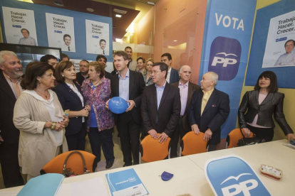 Foto de familia de la candidatura municipal de los populares en su nuevo local en la calle Laín Calvo.-SANTI OTERO