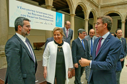 Rosa Valdeón conversa con Alberto Núñez Feijóo y Giorgio Cerina, de La Rioja, en el encuentro interterritorial.-ICAL