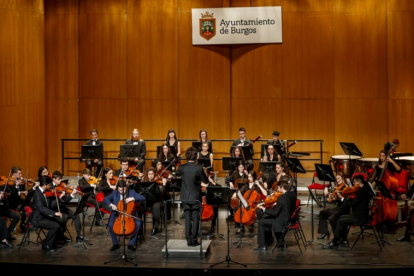 La Joven Orquesta Sinfónica de Burgos (JOSBu) celebra su décimo aniversario en el Teatro Principal. SANTI OTERO