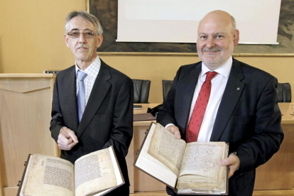 PabloMolinero y JuanJosé García, responsables de la editorial, con las réplicas de los cartularios.-ECB