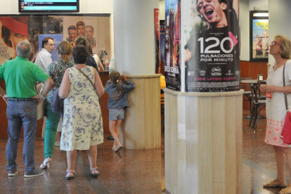 Varias personas esperan su turno para comprar entradas en los cines Vam Golem.-ISRAEL L. MURILLO