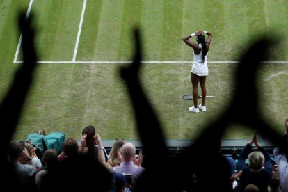 Cori Gauff celebra asombrada su triunfo sobre Venus Williams en Wimbledon.-CARL RECINE