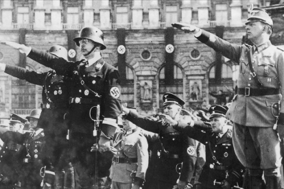 El jefe de la SS, Heinrich Himmler, en una parada militar en 1938.-