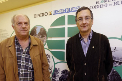 Feliciano Cruzado y Vicente Serrano, presidente y tesorero de la asociación respectivamente, en la sede de El Correo de Burgos.-RAÚL OCHOA
