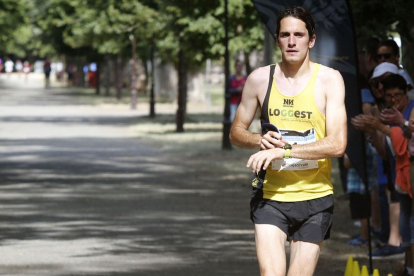 Rubén Castrillo (Solorunners) cogió la cabeza desde los primeros metros y no tuvo rival en la prueba que finalizó en el parque del Parral.-Santi Otero