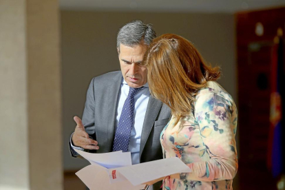 Juan José Sanz Vitorio y Virginia Barcones examinan documentos del pleno en los pasillos.-ICAL