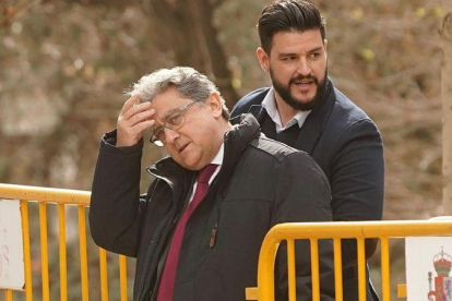 El exdelegado del Gobierno, Enric Millo, a su llegada ayer al Supremo.-JOSÉ LUIS ROCA