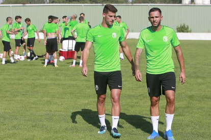 Machuca y Elliot, ayer, durante su primera sesión de entrenamiento con el Burgos CF.-RAÚL OCHOA