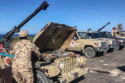 Fuerzas leales al Gobierno de Unidad Nacional, que apoya la ONU, llegan a un suburbio de Trípolo para hacer frente a la ofensiva del mariscal Hafter.-AFP / MAHMUD TURKIA