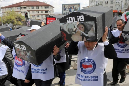 Manifestación en Ankara de protesta por el ataque químico de Idleb.-ADEM ATLAN