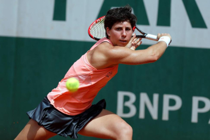 Carla Suárez devuelve una bola a Dominika Cibulkova.-AFP / THOMAS SAMSON