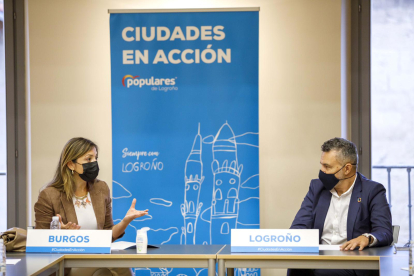 La portavoz del grupo municipal del PP de Burgos, Carolina Blasco, junto a su homólogo logroñés, Conrado Escobar. ECB