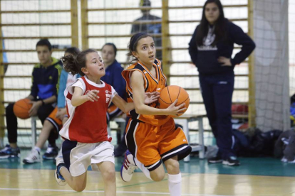 Los juegos escolares -en la imagen, dos niñas jugando un partido de baloncesto- son una de las actividades con mayor demanda.-RAÚL G. OCHOA