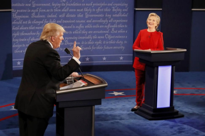 Clinton observa sonriente la intervención de Trump en un momento del debate de candidatos.-REUETRS / RICK WILKING