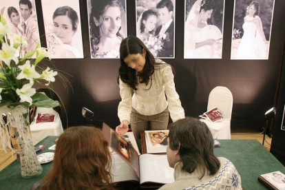Una pareja se informa sobre los preparativos de su boda. I.L.M.