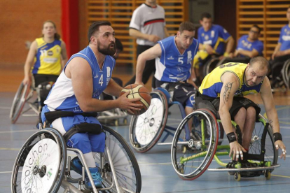 Marcio avanza con el balón-SANTI OTERO