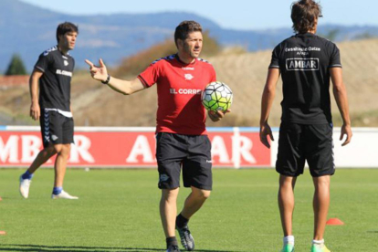 Nacho Fernández dirige un entrenamiento durante su etapa en el Alavés-ECB