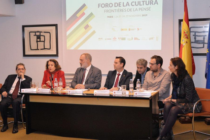 Daniel de la Rosa, alcalde la ciudad, acompañado de varios miembros de instituciones del ámbito cultural de Burgos, España y Francia.-ECB