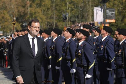 El presidente del gobierno, Mariano Rajoy, durante la entrega de la bandera de España a la Primera unidad de la Guardia Civil en la Plaza de Oriente.-AGUSTÍN CATALÁN