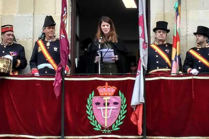 La atleta Ruth Beitia durante la lectura del pregón ataviada con la clásica capa castellana.-J.L.P.
