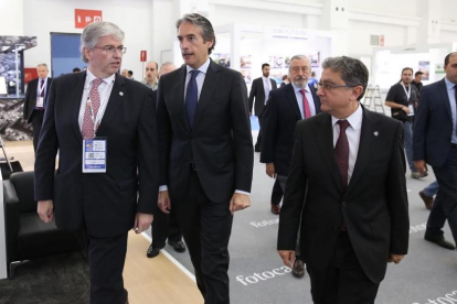 Jordi Cornet,  Íñigo Gómez de la Serna y Enric Millo, durante la inauguración del Meeting Point.-JOAN CORTADELLAS