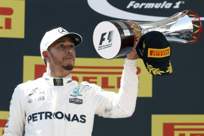 El piloto británico de Mercedes Lewis Hamilton en el podio tras vencer en el Gran Premio de España de Fórmula Uno.-EFE