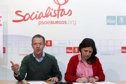 El candidato al Senado, Ander Gil, y la candidata al Congreso, Esther Peña, durante su intervención.-RAÚL G. OCHOA