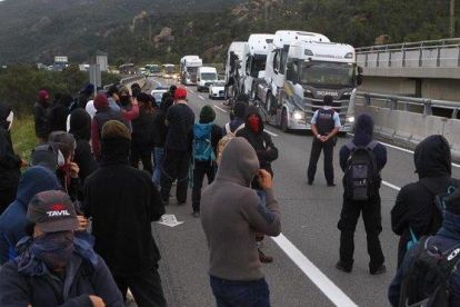 Manifestantes cortan la AP-7 en la Jonquera.-ICONNA / JORDI RIBOT PUNTÍ
