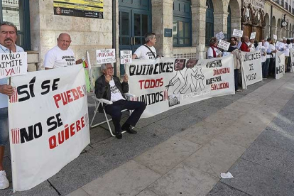 Concentración de la Asociación de Vecinos de La Hidesilla a las puertas de la Diputación de Burgos. RAÚL G. OCHOA