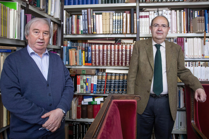 Isaac Rilova (izquierda) y Jósé Manuel López Gómez, secretario y director de la Institución Fernán González respectivamente. SANTI OTERO