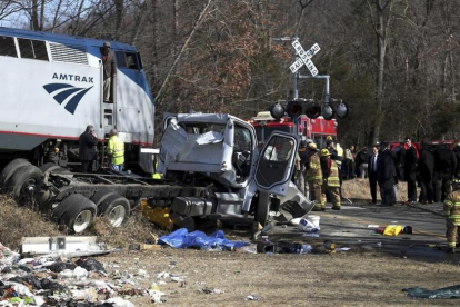 Personal de emergencias trabaja en la escena del accidente, en Crozet (Virginia Occidental, EEUU), el 31 de enero.-AP / ZACK WAJSGRASU