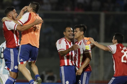 Los jugadores de Paraguay celebran el triunfo sobre Argentina.-NATACHA PISARENKO
