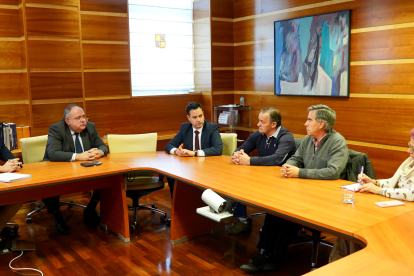 Imagen de la reunión entre el consejero de Sanidad, el alcalde de Burgos y la plataforma vecinal. ECB