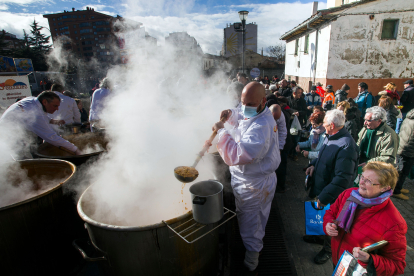 Instante de la celebración de la festividad de San Antón y el tradicional reparto de titos. TOMÁS ALONSO