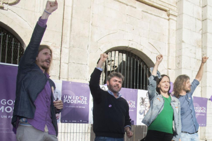 Pablo Fernández, Luis Alegre, Carolina Bescansa y Manuel Vila, ayer en el monasterio de San Juan.-ICAL