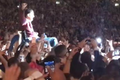 Rob Taylor, en volandas, durante el concierto de Coldplay.-FACEBOOK